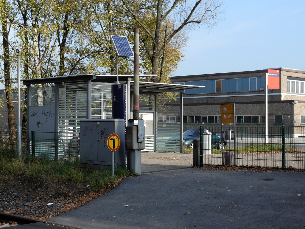 Eine Seltenheit in Deutschland, der Zugang zum Bahnsteig wird durch eine Bahnschranke gesichert, ist aber nicht mehr im Betrieb. Bork/Westfalen, 06.11.2011.