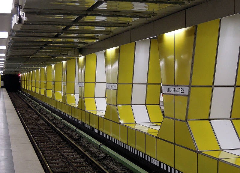 Eine Skulptur der 70er Jahre des vorigen Jahrhunderts: U-Bahnhof Jungfernstieg in Hamburg, 28.1.2012