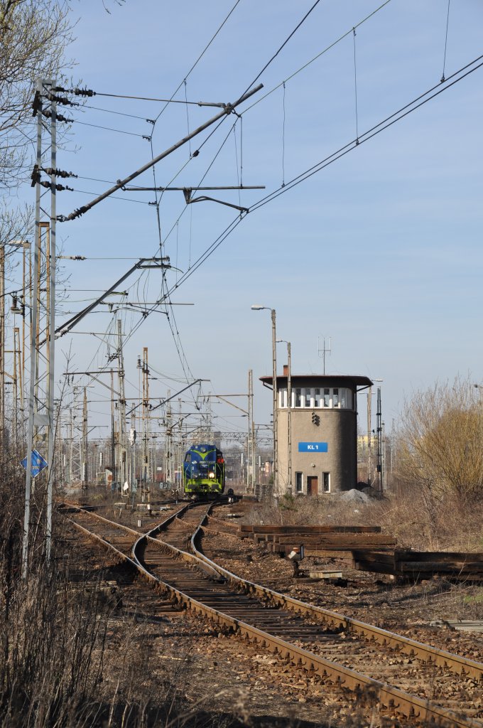 Eine SM31 beim Rangieren in Katowice-Ligota daneben sieht man das Wrterstelwerk  KL1  (10.04.2012).