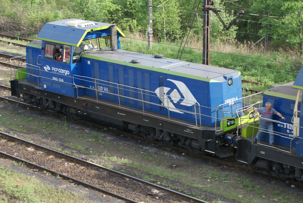 Eine SM42-1248 in Doppeltraktion im Bahnhof Trzebinia beim rangieren.
Das Bild wurde am 11.05.2012 gemacht.