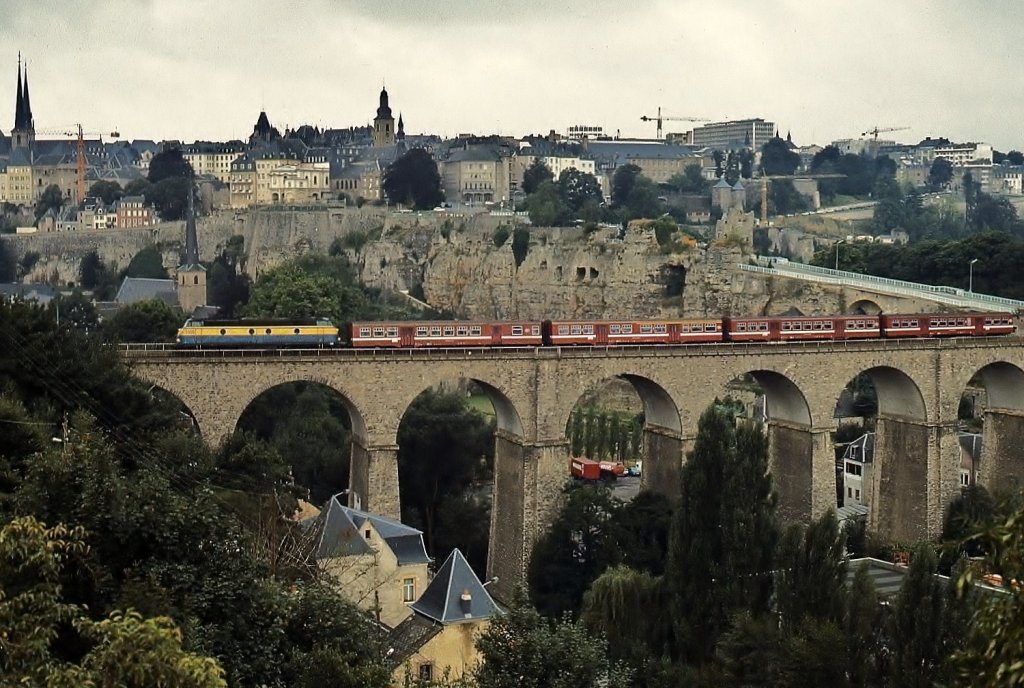 Eine SNCB-Lok der Reihe 55 erreicht im Juli 1988 Luxemburg