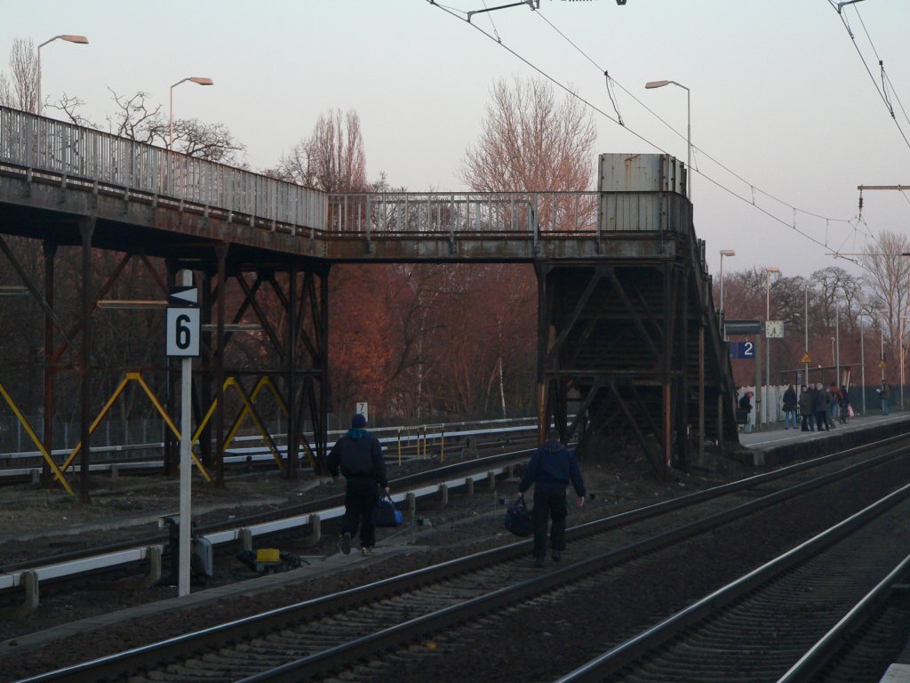 Eine so richtig schlechte Idee. Um den Zug noch zu kriegen schnell ber die Gleise! Der Zug war bereits zu sehen und keiner konnte wissen, dass es wirklich der hier haltende Regionalzug sein wrde. Berlin Karlshorst, 9.3.2010