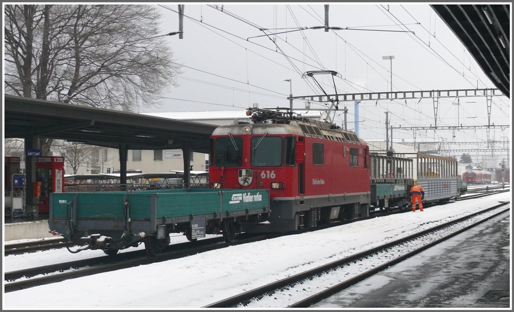 Eine sonderbare Zugskomposition wurde da in Landquart zusammengestellt, bestehend aus Xk 9393, Ge 4/4 II 616  Filisur , Xk 9390, Skl-tv 8484 Autotransportwagen Vereinatunnel und Xk 9392. (10.02.2010)