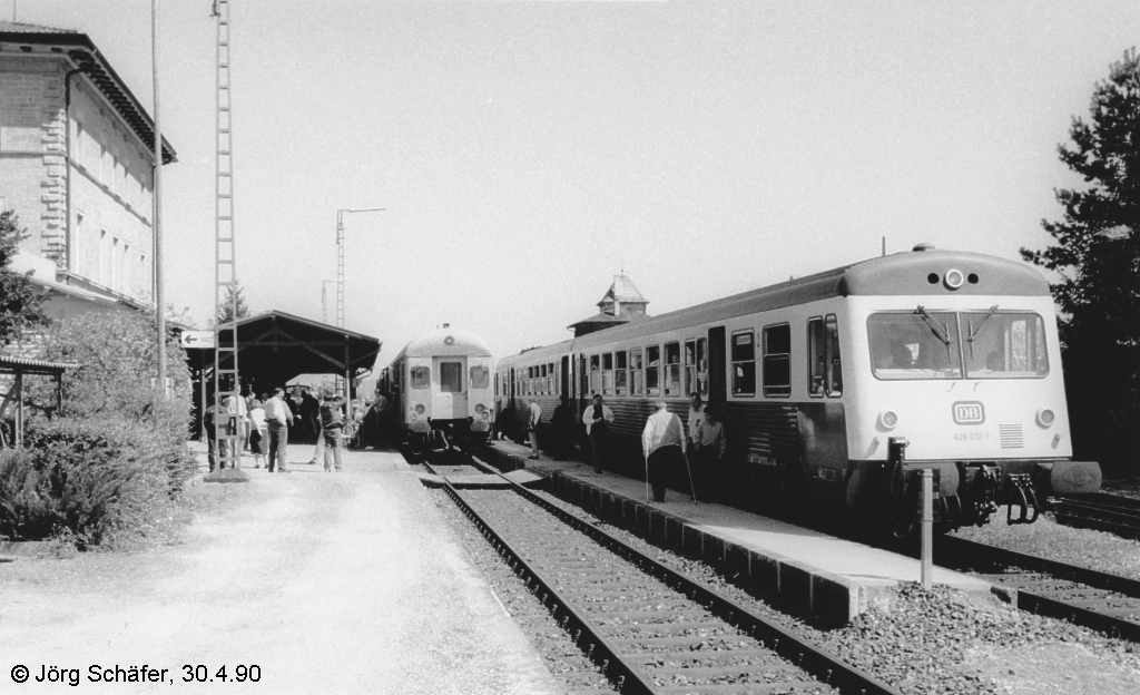 Eine Sonderfahrt von Eisenbahnfreunden brachte am 30.4.90 mal wieder Wochenend-Leben in den Rothenburger Bahnhof. Der Vorserien-VT 628 012 begegnete einer ohne Lok abgestellten Wendezuggarnitur. Regulren Personenverkehr gab es zu diesem Zeitpunkt samstags und sonntags nur in Bussen auf der Strae.
