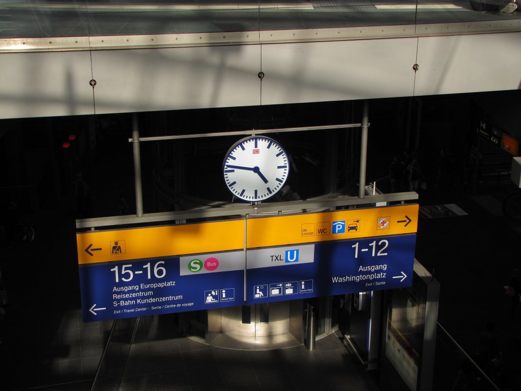 Eine von der Sonne angestrahlte Infotafel in Berlin Hbf; 09.08.2011