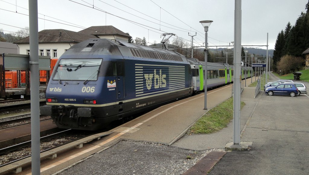 Eine spezielle Komposition der BLS war am 05.11.2012 auf der S2 Laupen - Langnau im Umlauf. Diese setzte sich aus der Re 465 006-5  Lauchernalp  und vier EW III (AB, A (deklassiert), B, Bt) zusammen und verlsst auf den Bild gerade den Bahnhof Emmenmatt. Zum Schiessen eines besseren Bildes von diesem Zug kam ich leider nicht.