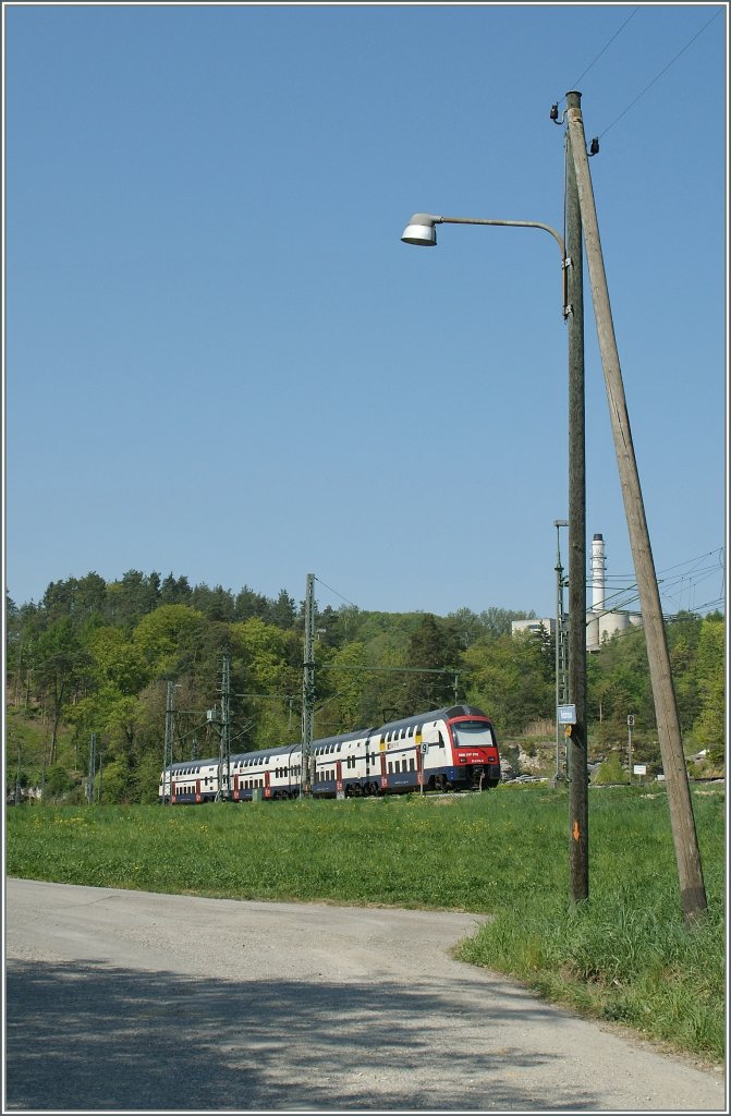 Eine Spielerei mit der alten Lampe und dem modernen Zug.
Thayngen, den 22. April 2011