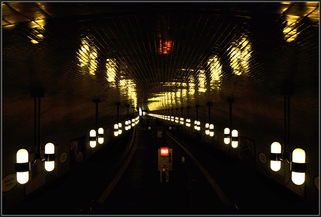 Eine Spielerei mit Unterbelichtung - 

U-Bahnhof Märkisches Museum in Berlin. 

17.08.2011 (J) 
