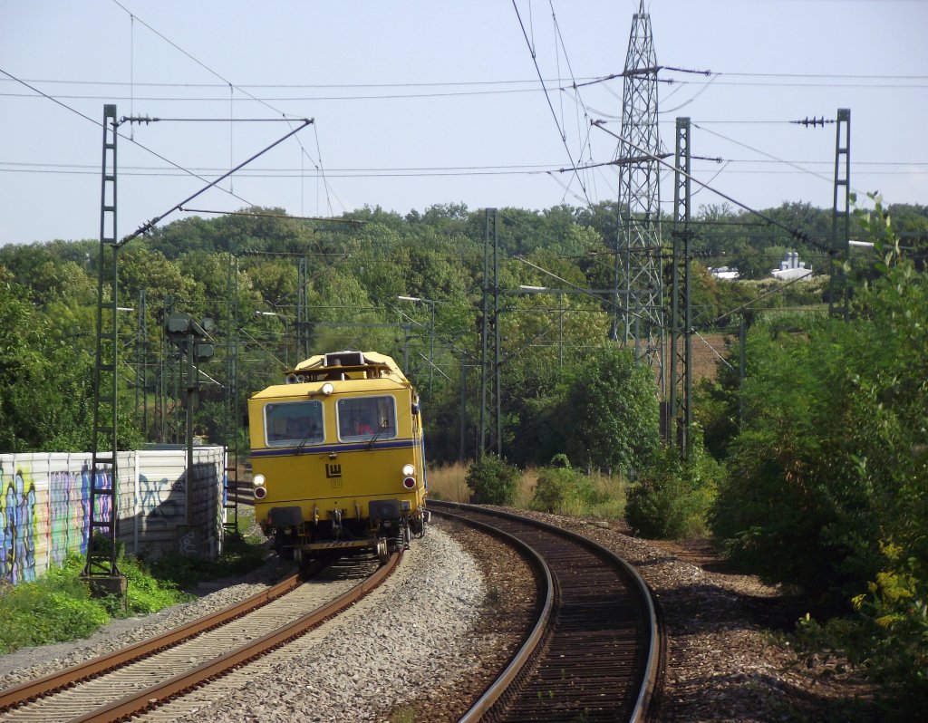 Eine Stopfmachine ist am 23. August 2011 bei Asperg unterwegs.