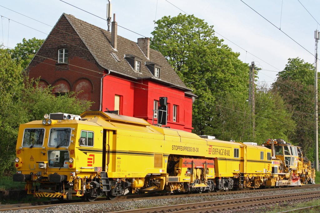 Eine Stopfmaschiene und ein SSP der Firma Eifagerail fhrt am 11.4.11 durch Ratingen-Lintorf.