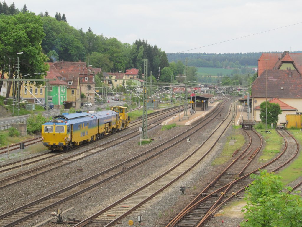 Eine Stopfmaschine der Bahnbau Wels GmbH verlsst am 24. Mai 2013 den Bahnhof Kronach.