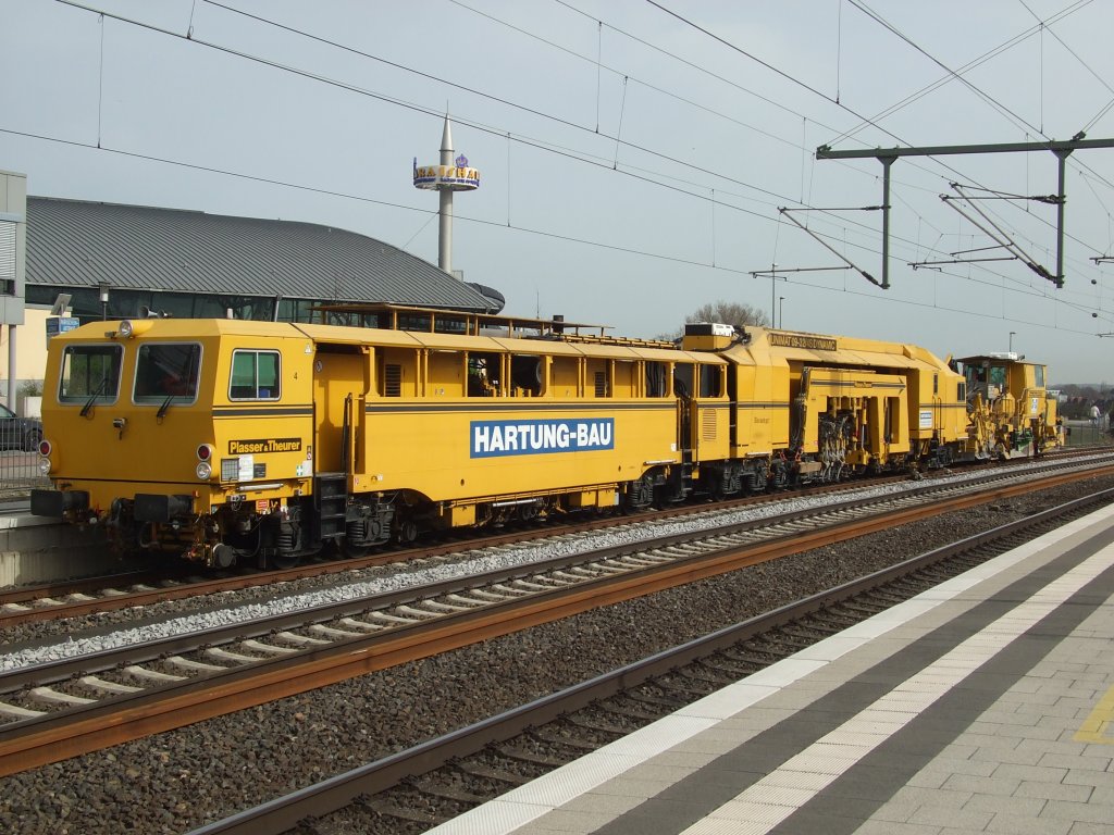 Eine Stopfmaschine (Nr. Nr. 97 43 55 505 17-9) und ein Schotterpflug (Nr. 97 16 46 507 18-8) stehen in Bielefeld. 11.04.2011.