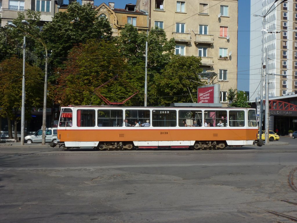 Eine Straenbahn am 7.8.2011 auf dem Weg vom Bahnhof in Richtung Innenstadt.