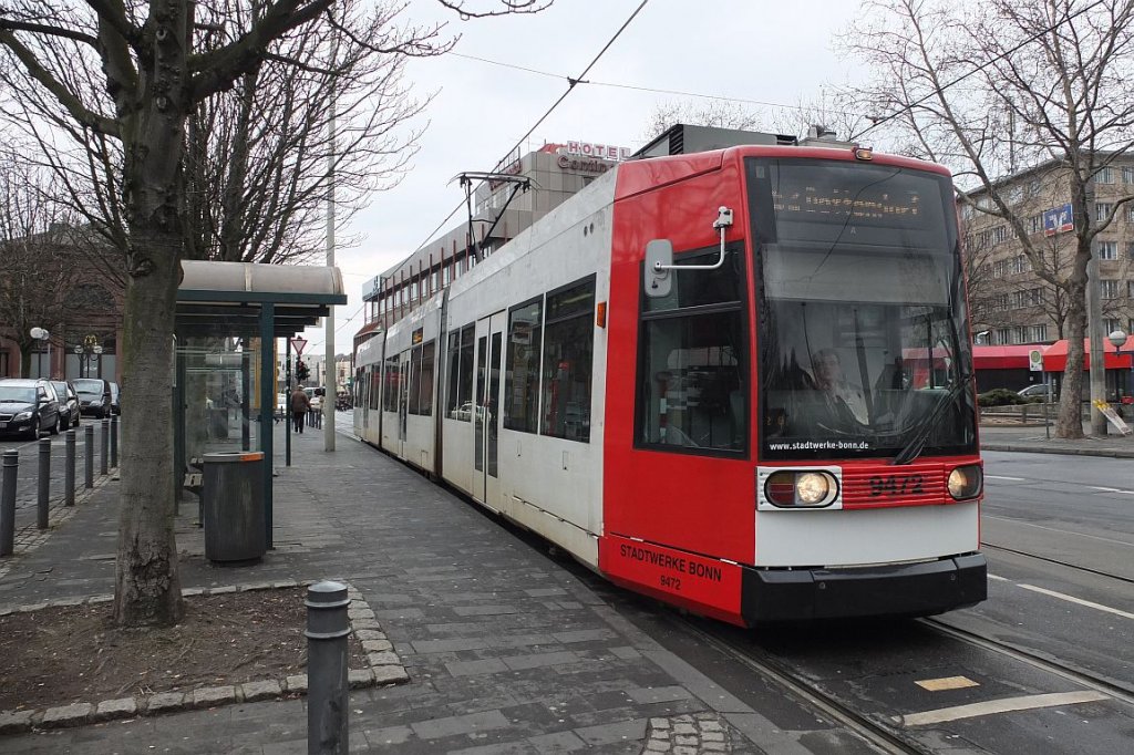 Eine Straenbahn des Typs 9472 steht am hbf Bonn als Linie 62 bereit.