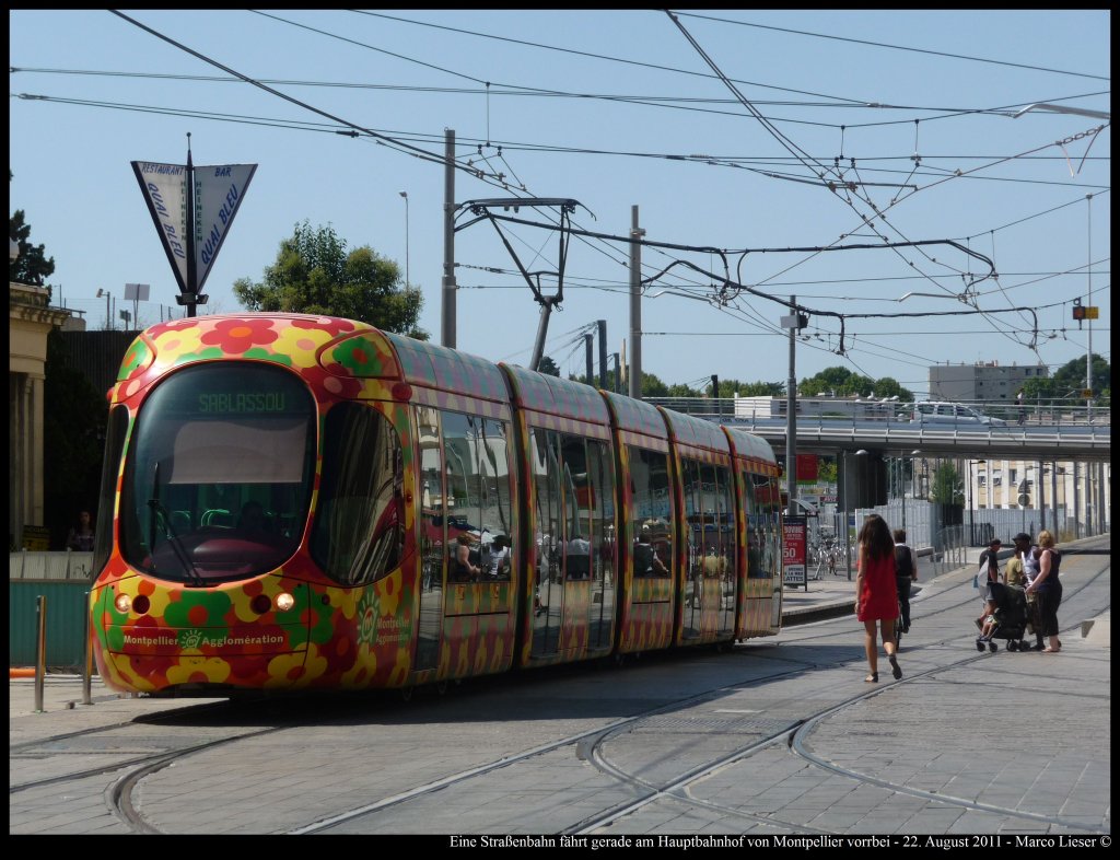 Eine Straenbahn fhrt gerade am Hauptbahnhof von Montpellier vorbei (22.08.2011)
