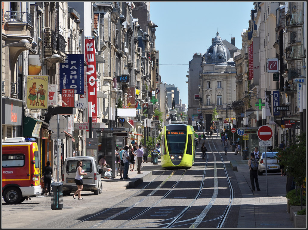 Eine Straßenbahn in Grün - 

Tram 108 erreicht gleich ihren Bahnsteig an der Haltestelle  Vesle . 

Reims, 23.07.2012 (J)