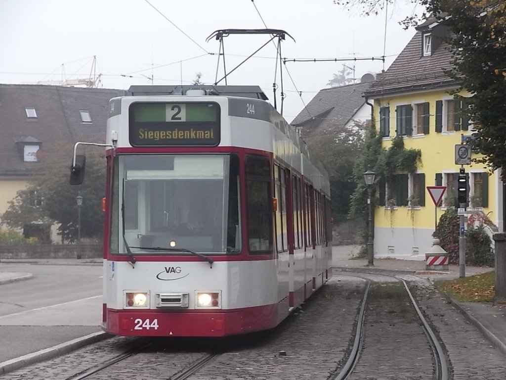 Eine Straenbahn der Linie 2 kurz vor ihrem Ziel Dorfstrae. Herbst 2010