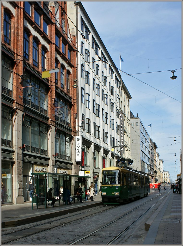 Eine Strassenbahn der Linie 4 hlt an einer Haltestelle in der Aleksanterinkatustrasse.
(28.04.2012)