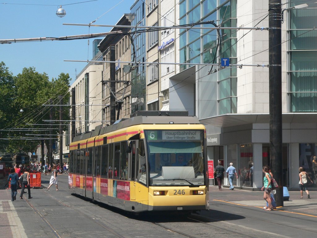 Eine Straenbahn der Linie 6 fhrt ber den Karlsruher Marktplatz. 20.7.2010