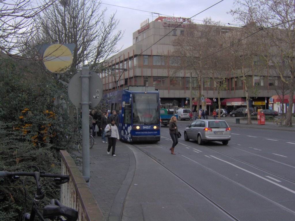 Eine Stra�enbahn der Linie 62 in der N�he vom Bonner HBF.