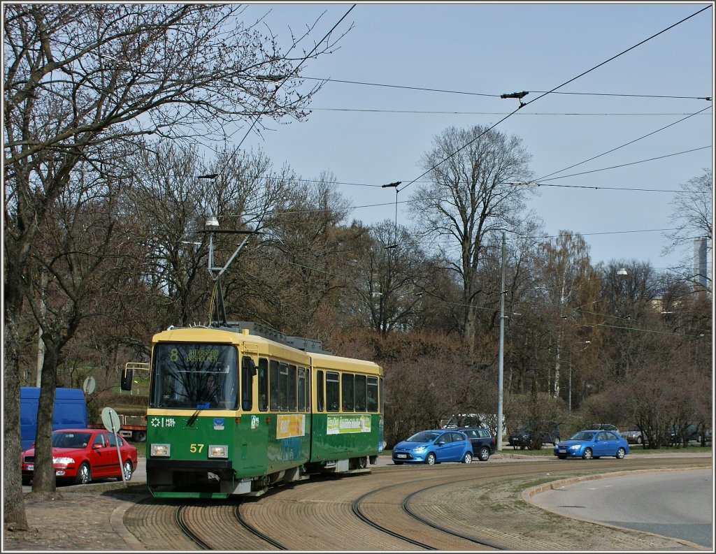Eine Strassenbahn der Linie 8 im Strassenverkehr von Helsinki.
(30.04.2012)