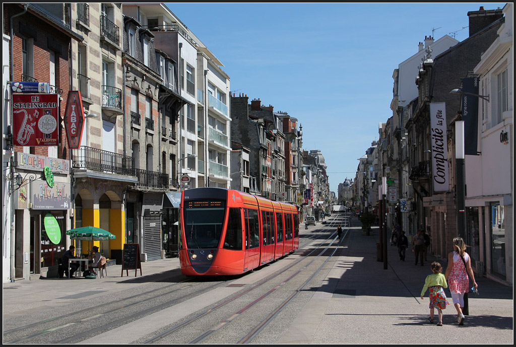 Eine Straßenbahn in Orange - 

Citadis-Tram 111 in der Rue du Vesle in der Innenstadt von Reims. 

23.07.2012 (M)