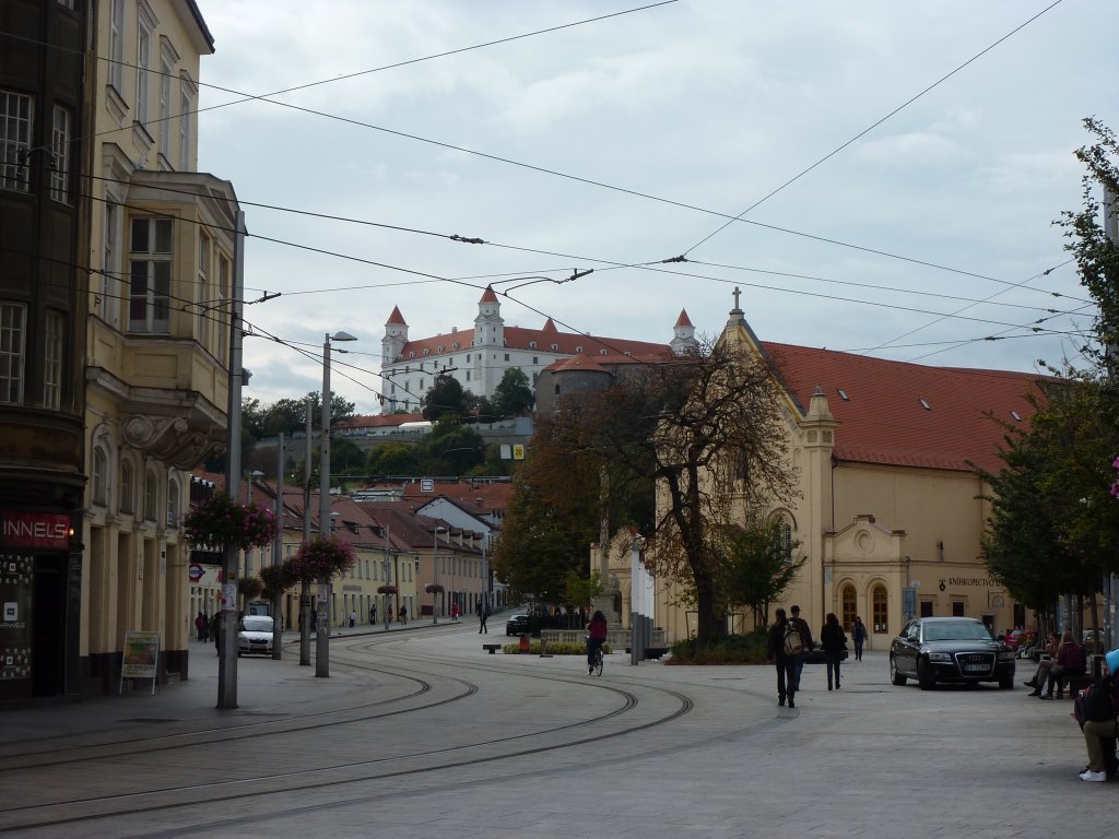 Eine Stra�enbahnstrecke in Bratislava am 11.10.2011 mit der dahinter liegenden Burg, dem Wahrzeichen der Stadt.