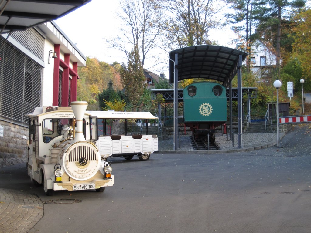 Eine Straeneisenbahn am Bahnhof der Drachenfelsbahn am 30.10.09.