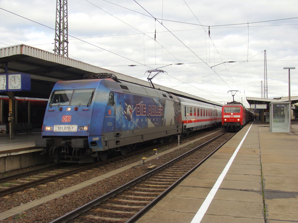 Eine Stunde nach der ZDF Express 120er war 101 070-1 (Adler Mannheim) in Magdeburg Hbf zu Besuch. Sie zieht den IC 2143 von Kln nach Leipzig. Fotografiert am 06.11.09. Auf dem Nachbargleis steht 120 137-5 mit IC 2048 nach Kln. 