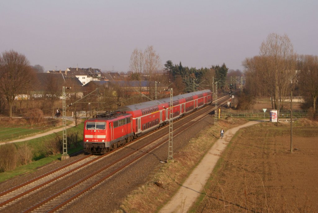 Eine Stunde sp�ter folgte auch schon 111 160-8, die wiederum einen RE 4 von Dortmund nach Aachen brachte. (M�nchengladbach-L�rrip, 16.03.2012)