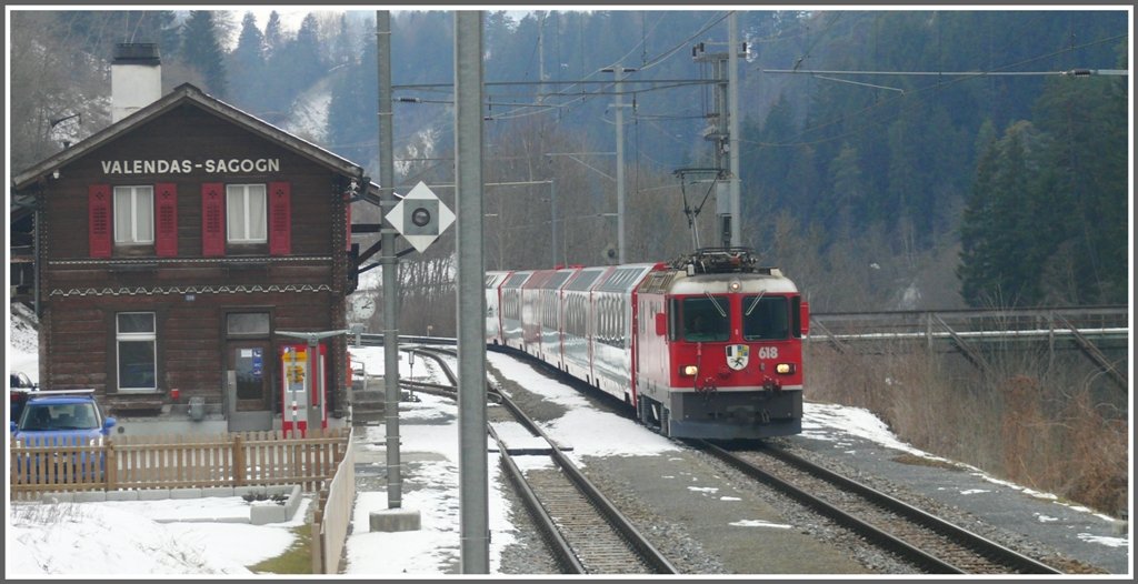 Eine Stunde spter (und eine Stunde Marschzeit entlang des Rheins von Castrisch)folgt in Valendas-Sagogn der GlacierExpress 910 mit Ge 4/4 II 618  Bergn/Bravuogn . (09.03.2010)