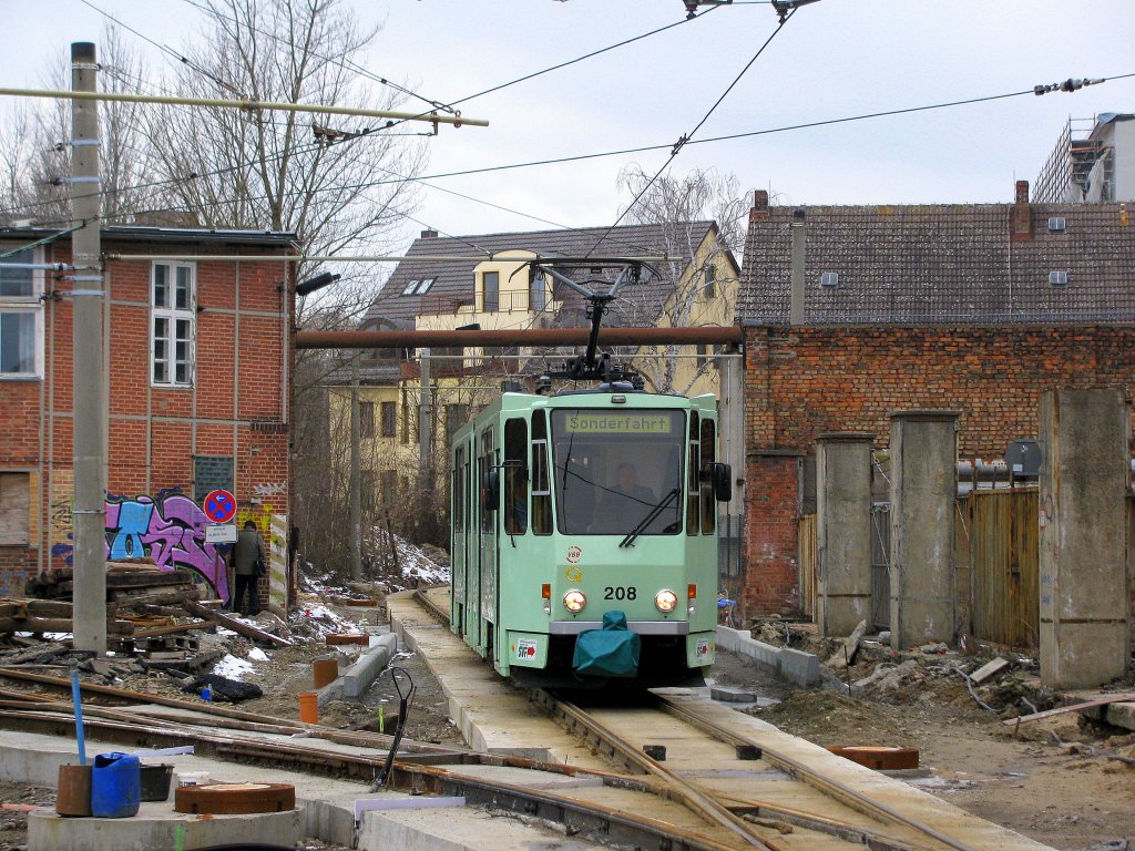 Eine Tatra-Bahn auf Sonderfahrt am Straenbahndepot fr historische Straenbahnen, welches gerade umgebaut wird, wie das gesamt Wohngebiet im Osten Frankfurt (Oder) am 07.03.