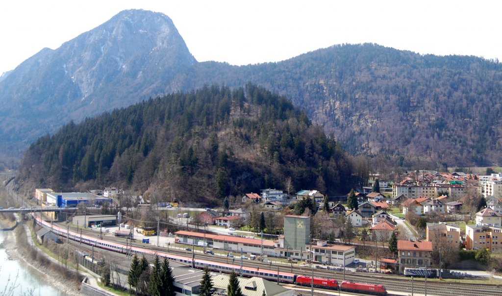 Eine Taurus-Dotra fhrt am 2.4.2010 mit dem OEC 565 in den Bahnhof Kufstein ein.