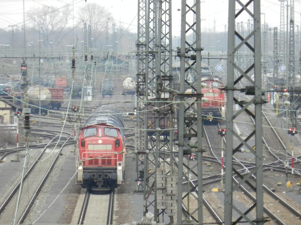 Eine Tele-Aufnahme von der alten Stahl-Fussgngerbrcke am Gterbahnhof Bischofsheim, die leider im Oktober abgerissen wird, in Richtung der Rangieranlagen. Zwei 294er beim Rangieren, mitten im  Wald  der Oberleitungsmasten. 01.03.2013