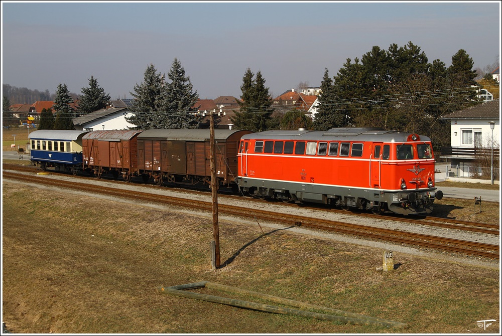 Eine toll organisierte Fotofahrt gab es gestern mit der blutorangen 2043.24.Hier sieht man diesen Gmp als Sdz 95662 auf der Stecke von Friedberg nach Oberwart.Danke nochmals an den Veranstalter ! 
Oberwart 26.02.2011 


