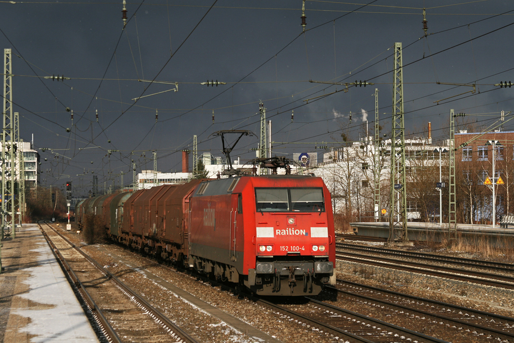 Eine tolle Stimmung herrschte, als die Sonne am Vormittag des 22.02.2011 fr wenige Minuten durch die Wolken bzw. Hochnebel durchdringen konnte. In diesen Minuten kam 152 100 mit einem Stahlzug. Mnchen Heimeranplatz.