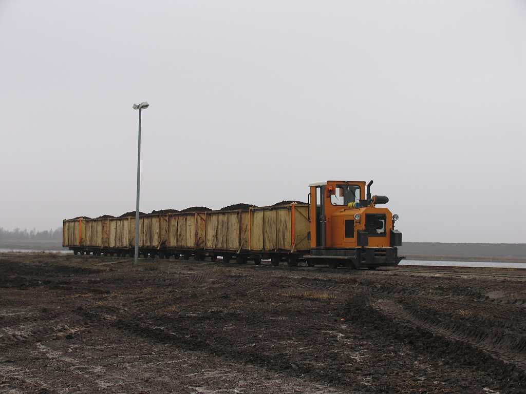Eine Torfzug mit eine Schna-Lok bei Esterwegen am 16-3-2012.