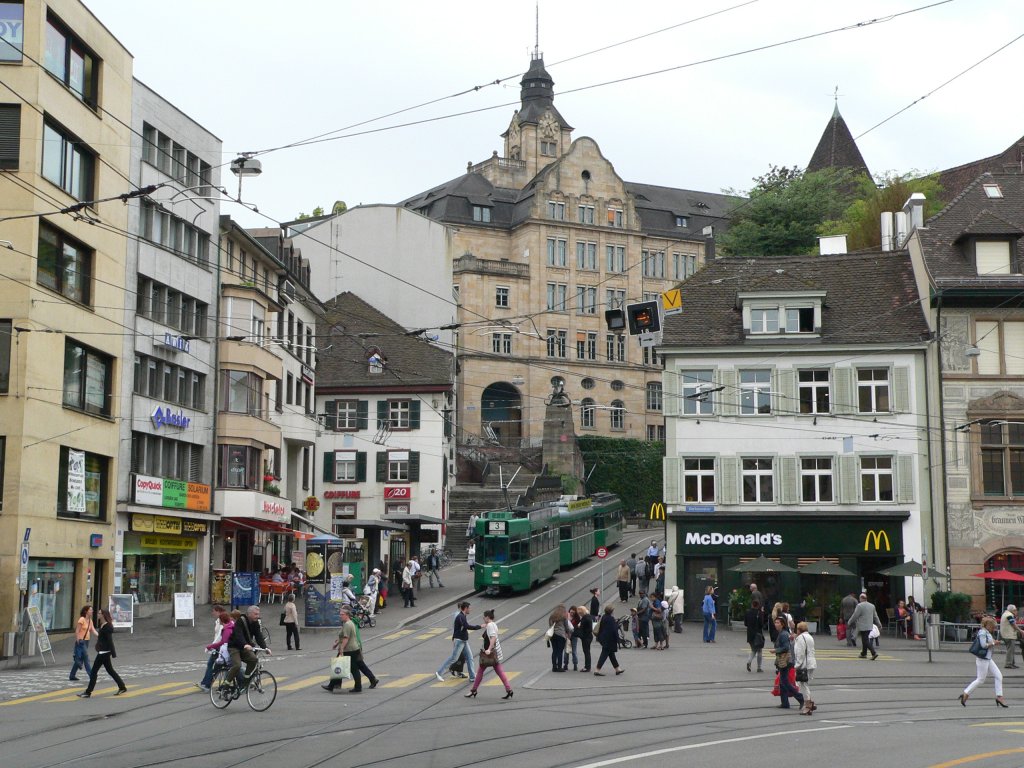 Eine Tram der Linie 3 auf dem Barfsserplatz in Basel, 26.7.2011