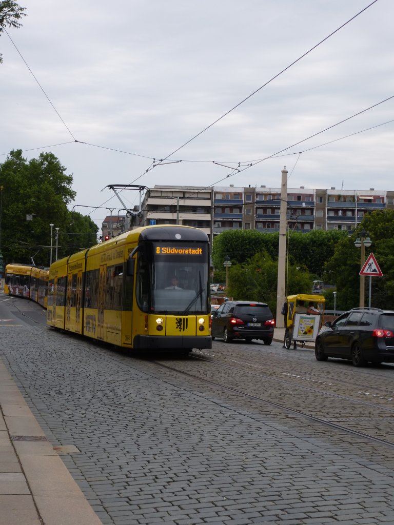 Eine Tram der Linie 8 fhrt hier am 09.08.2013 auf der Augustusbrcke in Dresden.
