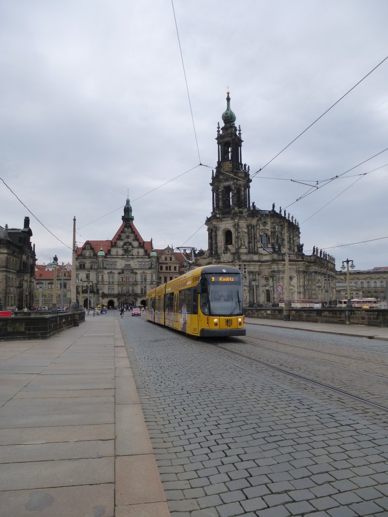 Eine Tram der Linie 9 nach Kaditz fhrt hier auf der Augustusbrcke.

Tram Dresden am 09.08.2013.