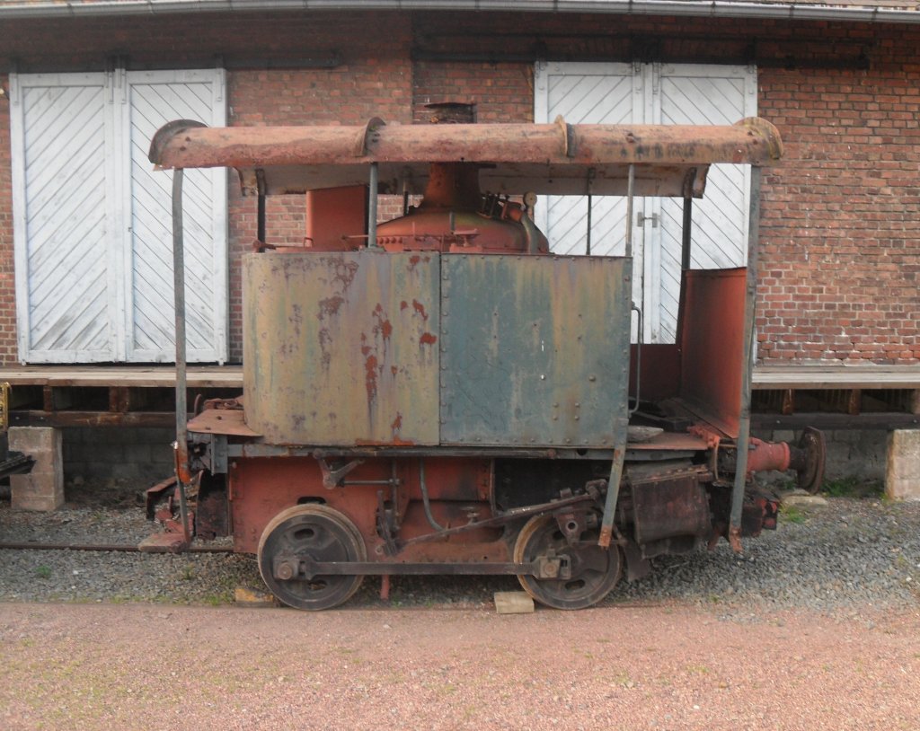 Eine Tramdampflok von Cocerrill im ehemaligen Bahnhof Raeren der Vennbahn.