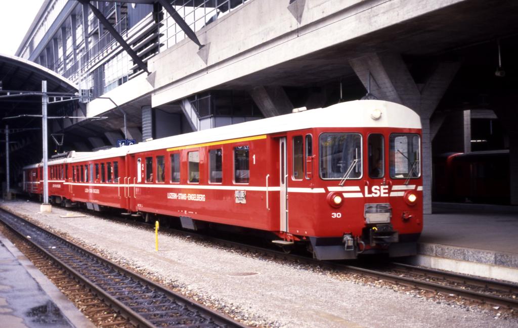 Eine Triebwagen Garnitur der LSE mit Steuerwagen 30 am Kopf steht 
am 27.3.1990 um 14.15 Uhr abfahrbereit im Bahnhof Luzern.