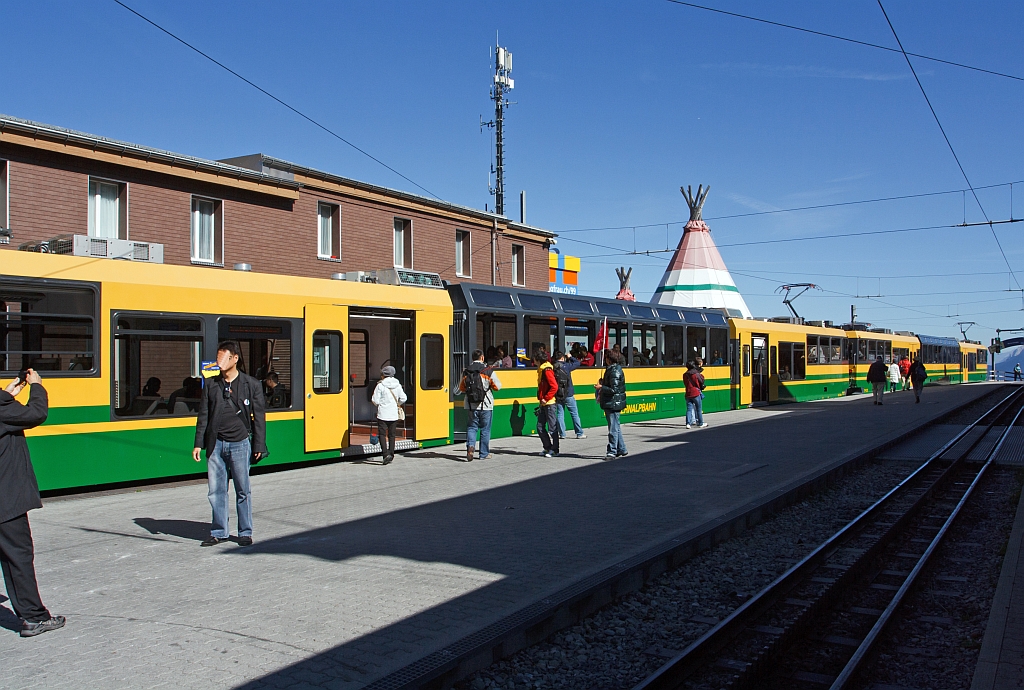 Eine Triebwageneinheit der WAB steht am 02.10.2011 zur Abfahrt nach Grindelwald im Bf Kleine Scheidegg bereit.