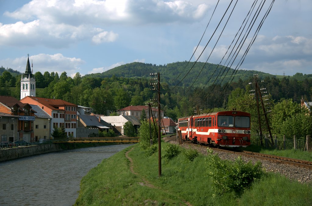 Eine Triebwagenleistung (812 003-2) Richtung Telgart dieselt duruch den Ort Brezn.

Slovakei, April 2013