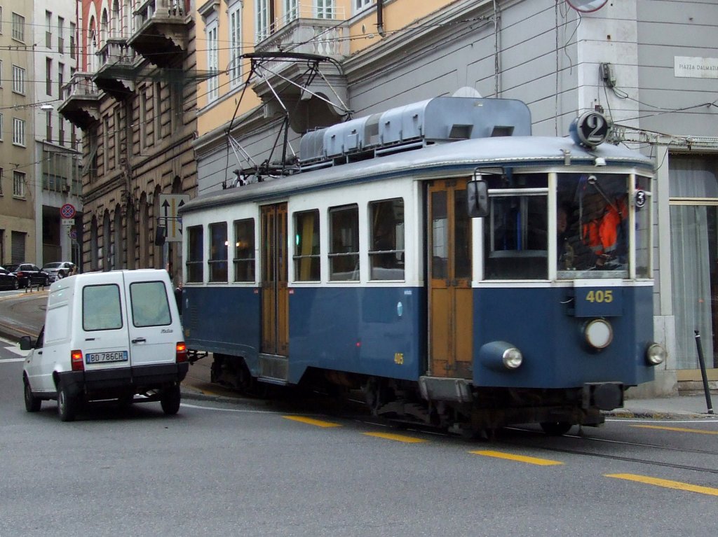 Eine Triester Straen- und Standseilbahn erreicht am 30.10.2010 die Innenstadt von Triest.