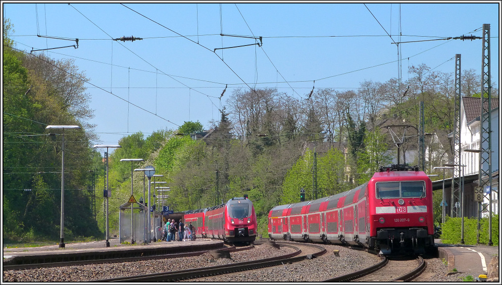 Eine typische Bahnhofsszene festgehalten in Eschweiler. Regionalverkehr bestimmt 
das Bild an diesen Samstag. Eine Hamsterbackengarnitur trifft auf altbewhrte Technik.Foto vom 04.Mai 2013.