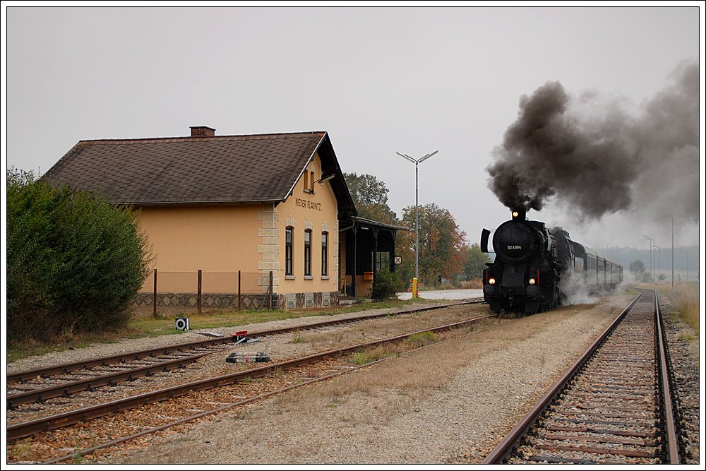 Eine typische �sterreichische Nebenbahnidylle: Mit geschlossenem Regler rollt 52.4984 mit ihrem Fotosonderzug R 16612 von Retz nach Drosendorf am 22.10.2009 in den Bahnhof Niederfladnitz in der Gemeinde Hardegg. Interessant: Am Bahnhof selbst ist NIEDER FLADNITZ angeschrieben.