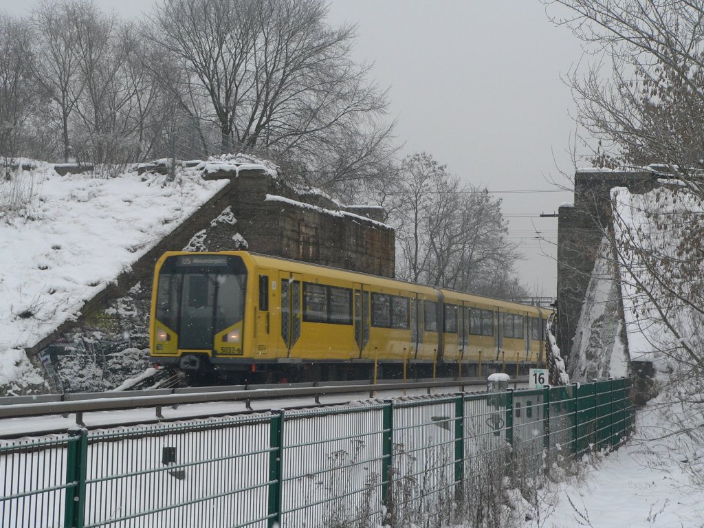Eine U5 bei einer nicht mehr genutzten, abgerissenen Bahnbrcke. 6.1.2010