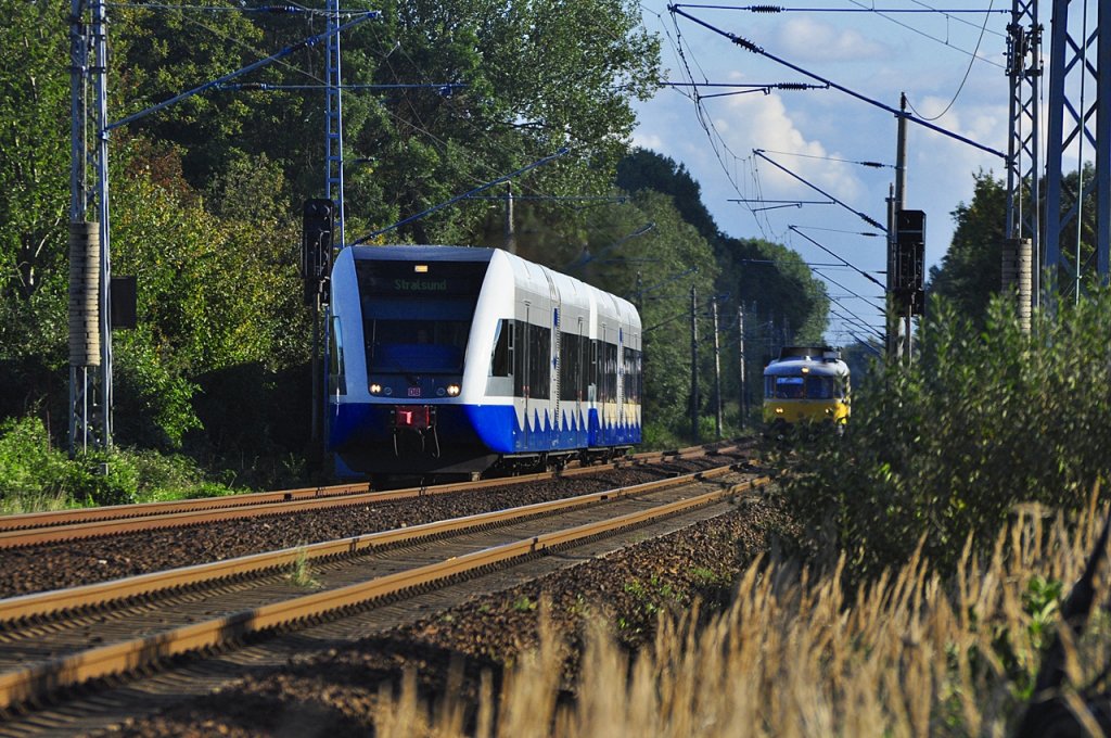 eine BB-Bahn kommt nach Stralsund und unerwartet steht der Gleismezug (725 004 & 726 004)  falsch  auch schon wieder vor der Tr am 29.09.2010
