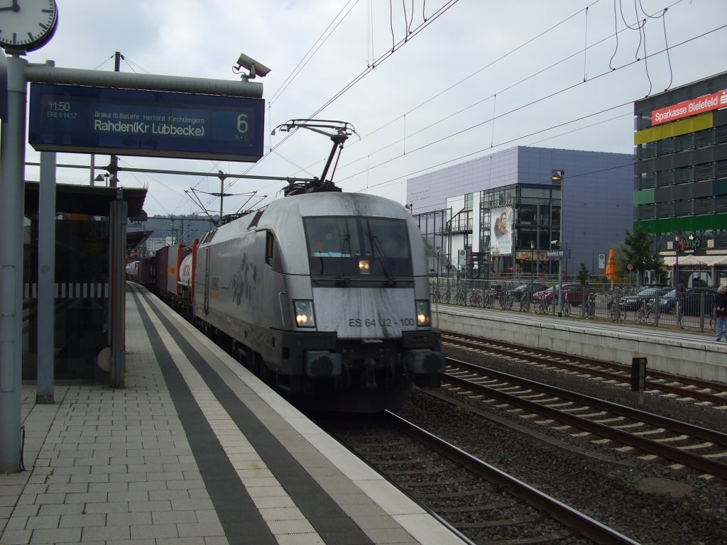Eine berraschung war diese silberne TAURUS Lok der Baureihe 182, die einen kurzen Gterzug durch den Bielefelder Hauptbahnhof zog. Aufgenommen am 13.10.2010. (Wenn jemand die genaue Baureihenbezeichnung kennt, bitte melden!)